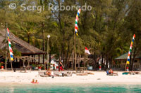Hotels a primera línia de platja prop de l'embarcador de la part est de l'illa de Gili Meno.
