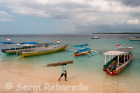 Unas barcas en la orilla de la playa de la zona Este de la isla, donde se aglutinan la mayoría de hoteles. Gili Meno.  
