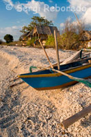 Unas barcas descansan en la arena de la playa de la zona Oeste de la isla, cerca del Café Diana, el mejor lugar donde ver las magnificas puestas de sol mientras se saborea un cóctel o un sabroso pancake de coco. Gili Meno.