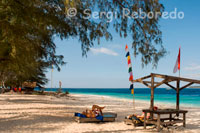 Alguns turistes descansen i prenen el sol a la zona est de l'illa, lloc on s'aglutinen la majoria d'hotels. Gili Meno.