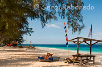 Algunos turistas descansan y toman el sol en la zona Este de la isla, lugar donde se aglutinan la mayoría de hoteles. Gili Meno.   