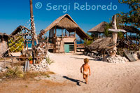 In the northwest of the island is Café Diana, the best place to see the magnificent sunsets while sipping a cocktail or a tasty coconut pancake. Gili Meno.