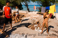 Els nens de la zona es diverteixen amb la pesca mitjançant una simple corda i un ham. Gili Meno.