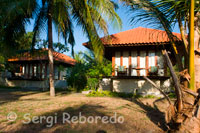 El Resort Villa Nautilus es el mejor de toda la isla. Ofrece pequeñas cabañas construidas con madera, mármol y piedra caliza. Gili Meno.