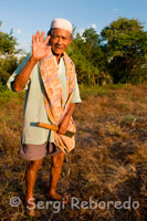 Los habitantes de Gili Meno suelen dedicarse en su mayoría a la pesca y la agricultura, aunque el sector turismo también está en auge.  Un campesino de la zona. Gili Meno.