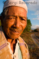 Los habitantes de Gili Meno suelen dedicarse en su mayoría a la pesca y la agricultura, aunque el sector turismo también está en auge.  Un campesino de la zona. Gili Meno.