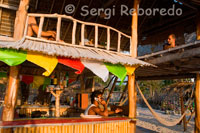 En el noroeste de la isla se encuentra el Café Diana, el mejor lugar donde ver las magnificas puestas de sol mientras se saborea un cóctel o un sabroso pancake de coco. Gili Meno.