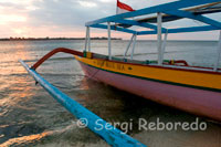 Una barca descansa a la sorra de la platja de la zona Oest de l'illa, prop de l'embarcador del Bounty Resort. Gili Meno.