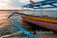 Una barca descansa en la arena de la playa de la zona Oeste de la isla, cerca del embarcadero del Bounty Resort. Gili Meno.