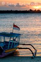 Una barca descansa a la sorra de la platja de la zona Oest de l'illa, prop del Cafè de Diana. Gili Meno.