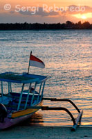 Una barca descansa en la arena de la playa de la zona Oeste de la isla, cerca del Café de Diana. Gili Meno.