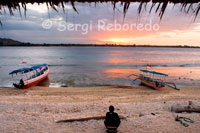 Unes barques descansen a la sorra de la platja de la zona Oest de l'illa, la més desabitada turísticament parlant. Gili Meno.