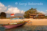 In the northwest of the island is Café Diana, the best place to see the magnificent sunsets while sipping a cocktail or a tasty coconut pancake. Gili Meno.