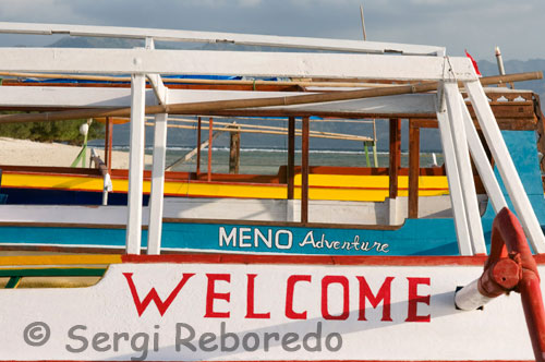 Unes barques per a la pràctica del submarinisme descansen a la sorra de la platja de la zona Oest de l'illa, prop de l'embarcador del Bounty Resort. Gili Meno. Del arxipèlag de les Gili, Meno és la més petita de les tres gilis, l'illa més tranquil · la i amb menys turistes.