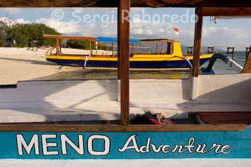 Unes barques per a la pràctica del submarinisme descansen a la sorra de la platja de la zona Oest de l'illa, prop de l'embarcador del Bounty Resort. Gili Meno. Davant Lombok aquestes illes es troben travessades per la línia de Wallace, aquesta és una línia imaginària que marca un límit biogeogràfic a través d'Insulindia (nom antic amb el qual es coneix l'arxipèlag situat entre la península de Malacca i Austràlia, ocupat avui dia pels països d'Indonèsia, Filipines, Brunei, la zona insular de Malàisia, Timor Oriental i Papua Nova Guinea, actualment s'anomena arxipèlag malai). Aquesta línia separa les regions d'Àsia i Oceania. La fauna, i en menor mesura la flora, són notablement diferents a cada costat, malgrat la proximitat geogràfica i la relativa similitud climàtica, reflectint històries evolutives separades. La línia passa entre les illes de Bali i Lombok, a l'est de Java; continua entre Borneo, que deixa a l'oest, i les Célebes i passa al sud de les Filipines. Al nord-oest de la línia la fauna és la característica del Sud-est Asiàtic, al sud-est és la Australasia, que s'estén sobre Nova Guinea, Austràlia i molts arxipèlags del Pacífic sud-occidental.