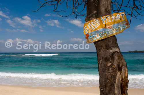 Un cartell anuncia un local a peu de platja on es fan barbacoes al vespre a peu de platja de la zona Oest de l'illa, la més desabitada turísticament parlant. Gili Meno. Les platges de Gili Meno, almenys per a mi resultar ser molt peculiars. Els arbres vivint i creixent a la vora del mar, coexistint amb el corall com substrat, una bellesa difícil d'explicar i encara més de creure.