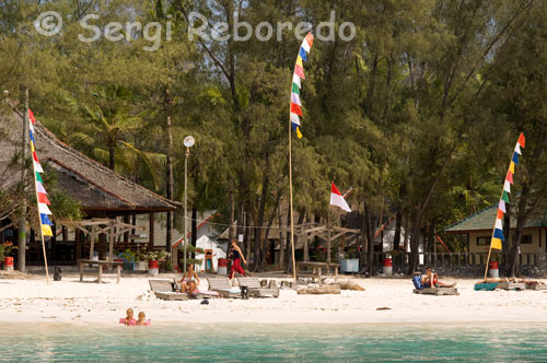 Hotels a primera línia de platja prop de l'embarcador de la part est de l'illa de Gili Meno. Les illes Gili són un d'aquests petits paradisos a la terra amb que la naturalesa ha obsequiat el fascinant i divers arxipèlag d'Indonèsia. Situades a uns quatre quilòmetres de la costa nord de l'illa de Lombok, aquestes tres illes són, des de fa dècades, refugi de turistes i motxillers, incapaços de resistir a l'encant de la seva sorra blanca i aigües turqueses esquitxades de formacions coral · lines. El matís "petit" cobra especial importància en descriure aquestes illes, ja que la major d'elles, Gili Trawangan, no supera els tres quilòmetres de llarg per dos d'ample, sent fàcil recórrer-la sencera en poc més d'una hora.