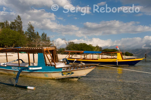 Unas barcas para la práctica del submarinismo descansan en la arena de la playa de la zona Oeste de la isla, cerca del embarcadero del Bounty Resort. Gili Meno.  Uno de los mayores atractivos de estas islas es la posibilidad de practicar buceo o snorkel en sus arrecifes. La transparencia de sus aguas las convierte en un lugar ideal para los no iniciados en la materia, y las agencias que os ofrecerán sus servicios por unos pocos dólares se cuentan por decenas. Otras opciones de ocio abarcan desde excursiones entre las islas al alquiler de libros, para aquellos que hayan decidido no levantarse de la tumbona en varios días.