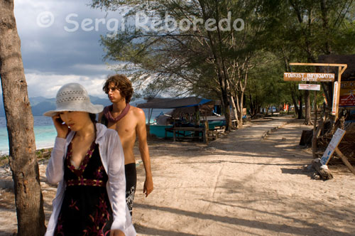 Uns turistes caminen per un passeig que discorre pel lateral de la zona Est de la illa, lloc on s'aglutinen la majoria d'hotels. Gili Meno. Gili Meno és el lloc perfecte per conèixer els fascinants llocs d'interès cultural de Lombok. Illes Gili, Illa Gili Air, Illa Gili Trawangan és una de de les atraccions més interessants de la ciutat. Gili Meno està beneït amb un entorn animat, restaurants, zones comercials i atraccions espectaculars.