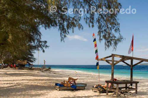 Alguns turistes descansen i prenen el sol a la zona est de l'illa, lloc on s'aglutinen la majoria d'hotels. Gili Meno. Les illes Gili són un paradís de contradiccions, estimades i alhora odiades per turistes, viatgers i en general occidentals que habiten l'illa. Situades a només 35kms de Bali, a la costa de Lombok, les Gili ofereixen vida illenca i paradisíaca, amb platges de sorra i mar turquesa, i preus assequibles per a motxillers disposats a passar unes vacances al límit.
