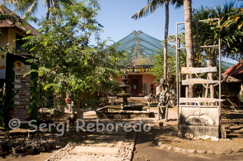 Entrada al Parque ornitológico de Taman Burung. Este parque cuenta con una impresionante colección de 300 aves de toda Asia y Australia, además de un pequeño dragón de Komodo. Gili Meno. Gili Air es la segunda isla más pequeña y es la que se encuentra más cerca de Lombok. Muchas parejas la eligen como destino en busca de un refugio de tranquilidad. Sus aguas claras y transparentes ofrecen una oportunidad única de practicar el snorkelling y el buceo, además es posible ver tortugas en sus arrecifes de coral.  