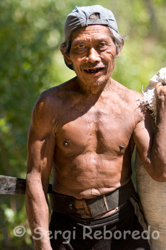 Los habitantes de Gili Meno suelen dedicarse en su mayoría a la pesca y la agricultura, aunque el sector turismo también está en auge.  Un campesino de la zona. Gili Meno. GILI AIR: - Playa. Las playas se reducen con marea alta y algunas tienen mucho coral muerto que no dejan caminar. La playa más concurrida (es pequeña) está al este de la isla, junto al Chill Out. Tiene una zona buena para el baño con cualquier marea, agua turquesa, con muchos peces y algún coral a pocos metros. Lo malo es que hay bastantes barcos.  - Snorkell. Se puede llegar nadando a las zonas donde van los tours de snorkel. Con marea baja es incómodo y a veces imposible nadar.  Para ver tortugas, la mejor zona es al noreste de la isla. Algunos peces y corales, agua muy tranparente. Vimos 3 tortugas en 2 “inmersiones”, no muy lejos de la orilla.  Para ver corales y estrellas de mar de colores, la mejor zona es al oeste de la isla (al sur del Matahari y Space Bar), entre Gili Air y Gili Meno. Vimos una tortuga.  El sur de la isla está sucio. En general, pocas playas amplias ya que encima están construyendo negocios sobre las orillas. Poca sombra. Zonas de baño bueno bastante limitadas. Puede que se masifique mucho en temporada alta. Atención: a veces hay bichitos que te pican al nadar…  Tours y Diving: Muchas agencias. Ofrecen tours por las otras Gili, de snorkel (desde 75.000). Varios centros de submarinismo. 