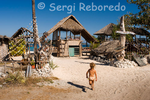 En el noroeste de la isla se encuentra el Café Diana, el mejor lugar donde ver las magnificas puestas de sol mientras se saborea un cóctel o un sabroso pancake de coco. Gili Meno. Los días no son muy diferentes en Gili Meno. El tiempo pasa despacio, como adormilado por el calor, y el cielo se mantiene azul, luminoso. Incluso puedes contar las nubes desde la playa. Piedras blancas del tamaño de un melón, melladas en caprichosas figuras, saltan sobre la arena empujadas por la corriente y quedan desmenuzadas en la orilla. La corriente es muy fuerte, casi impide nadar en su contra, pero sólo hay que dejarse llevar al hacer snorkel. Las piedras llegan a la orilla y quedan ahí, varadas, blancas rocas lunares en un mar de arena blanca, auténtica, en una playa solitaria y lenta. Silenciosa. Sólo algún turista a lo lejos trata de resistir bajo el sol.