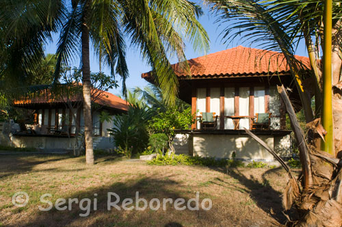 El Resort Villa Nautilus es el mejor de toda la isla. Ofrece pequeñas cabañas construidas con madera, mármol y piedra caliza. Gili Meno. ANDY'S REEF / SHARK POINT  Este es siempre un punto de inmersión bastante popular, el cual le ofrecerá una gran diversidad en una sola inmersión. Andy's Reef es un punto de inmersión amplio y extenso situado en el extremo oeste de la isla y accesible a buceadores de todos los niveles. Este sitio empieza en con un descenso en el arrecife con una serie de 3 montículos (25, 20 y 18 metros) paralelos a la costa y nos lleva a agua mas profundas, Shark Point (28 metros). Esta es una zona que realmente merece su nombre, un punto extraordinario para ver vida más grande. Encontrar tortugas está casi garantizado, en las partes altas entre el coral blando. Puntas blancas, puntas negras, Jacks, Barracudas, atunes, peces ángel, meros, pargos, murciélagos, peces loro, peces ballesta, peces cirujano, rayas de manchas azules, morenas, entre otros.