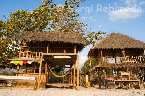 Al nord-oest de l'illa es troba el Cafè Diana, el millor lloc on veure les magnífiques postes de sol mentre s'assaboreix un còctel o un saborós pancake de coco. Gili Meno. GILI AIR WALL Situat a la part oest de Gili Air, la paret comença a 6 metres, i baixa fins a un màxim de 30 metres són una immersió mitjana de 18 metres. L'escull creix molt bé en la part més superficial, cap a la part sud del punt, i es troben corals tous i durs en diferents varietats. La paret de Gili Air té alguns arcs plens de peixos vidre, morenes, pops. Un dels aspectes més interessants d'aquesta immersió és trobar peixos escorpí full entre els corals. En les parts més profundes es poden veure taurons puntes blanques, peixos lleó, peixos ballesta, i per descomptat el peix àngel real.