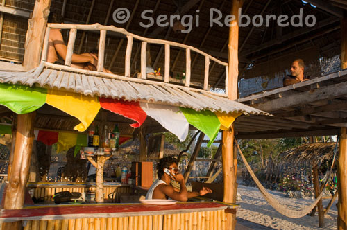 En el noroeste de la isla se encuentra el Café Diana, el mejor lugar donde ver las magnificas puestas de sol mientras se saborea un cóctel o un sabroso pancake de coco. Gili Meno. SIMONS REEF  Localizado al norte de las islas Gili, este sitio es independiente de los corales cercanos a las islas Gili. Simons reef es un sitio excelente para buceadores experimentados, este arrecife está formado por cañones y montículos dispersos de coral en forma de ocho que se levanta desde los 35 metros de profundidad. La profundidad promedio de esta inmersión es de unos 25 metros. Y es perfecta para aquellos buceadores que quieren usar nitrox. Los cañones están bien formados y llenos de diferentes tipos de corales, como Acropora, estrella y abanicos de gorgonias, corales platos por nombrar algunos. También puede ser común encontrar peces loro, peces ángel, peces ballesta, labios dulces, calamares, pulpos, tiburones puntas blancas y puntas negras de arrecife. Tenga cuidado con las impresionantes barracudas y tiburones leopardo...