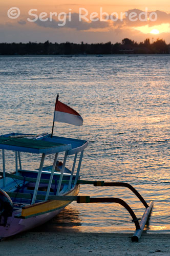 Una barca descansa a la sorra de la platja de la zona Oest de l'illa, prop del Cafè de Diana. Gili Meno. TAKAT TUNANG Aquest escull localitzat al nord-oest de l'illa de Lombok s'ha descobert recentment i val la pena la visita. Takat Tunang és un escull profund perfecte per bussejadors experimentats amb una profunditat màxima de 45 metres i una immersió mitjana de 35 metres. El punt d'immersió consisteix en una paret 150m amb una gran varietat i corals. En aquest punt gran varietat de taurons són normalment vists, juntament amb grans bancs de pelàgics, tonyines, barracudes, jacks, sorells, grans mers. Els bussejadors acabessin la immersió en una taula de corall a 20 metres. Recomanem fer aquesta immersió amb nitrox encara es pot fer també amb aire.