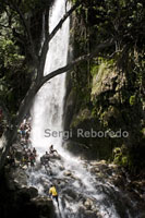 Cada julio, miles de haitianos se dirigen a Saut d’Eau, cascada situada 60 kilómetros al norte de Puerto Príncipe, en el peregrinaje más importante de la religión vudú de este país caribeño. Al principio la Iglesia católica trató de erradicar el peregrinaje por considerarlo blasfemo; ahora, por sincretismo, los creyentes reconocen a la deidad como Virgen de los Milagros.