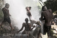 Algunos jóvenes se purifican con un baño a pie de cascada. Según la leyenda popular, en 1847 Erzulie Dantor, diosa vudú de la belleza y el amor, se apareció en el lugar, sobre un árbol, y empezó a curar enfermos, entre otros milagros. Los sacerdotes católicos vieron en ello una blasfemia, talaron el árbol y erigieron una iglesia a pocos metros de distancia, en honor de la virgen.