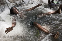 Milers de pelegrins es banyen i llancen la seva roba a les caigudes d'aigua de Saut D'Eau, on els fidels creuen que va aparèixer la Verge Maria, que en el vudú es diu Erzulie, en la dècada de 1800. Alguns devots encenen espelmes i sacrifiquen vaques a les rodalies. Molts viatgen durant dies, a peu oa cavall, per arribar al lloc sagrat, 65 quilòmetres (40 milles) al nord-est de Puerto Príncipe. Alguns fins i tot gasten la majoria dels seus estalvis per arribar.