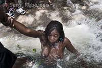 Una mujer se baña en una de las pozas de Saut d’eau para conectar con un Iwa. Existen numerosas diversificaciones (nanchons en creóle) de Iwas, a los que se invoca en diferente orden de acuerdo con el ritual. Los Iwa invocados con más frecuencia son los del rito Rada, también conocidos como espíritus dulces o buenos. Casi la mayoría de las ceremonias consisten en invocaciones a los Rada. En otras ocasiones muy puntuales se invoca a los del rito Petro, los Iwa calientes, amargos o iracundos que se utilizan para practicar la magia negra. Los Iwa Gédé se les asocia con la muerte y con el tránsito al otro mundo. También existen los Iwa africanos como los Ibo, Senegal y Kongo.