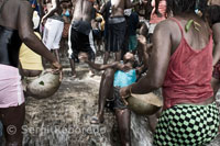 Una adolescente entra en trance poseida por un espíritu junto al riachuelo de agua que baja de la cascada en medio de la multitud. El Vodou es el nombre oficial en créole de la religión en Haití. Una mujer entra en trance.  Para poder entrar en contacto con los loas y lograr así que el ritual alcance sus objetivos, es preciso pasar por una fase de trance. Durante la misma, el ti bon ange (alma menor) abandona el cuerpo, y con ella se lleva los pensamientos y emociones, para así dejar sitio al loa. Un bokor es capaz de entrar en trance por sus propios medios, pero un hounsi (iniciado) o una persona no iniciada necesitarán de poderosos estímulos externos (como el dolor intenso y prolongado, o la estimulación sexual fuerte) para lograr alcanzar este estado. Muchas personas no lo logran las primeras veces, pero cuando persisten descubren que en realidad no es tan complicado. En vudú Congo, existen distintas ceremonias para lograr diversos objetivos. Estos objetivos pueden ser: entrar en contacto con un espíritu o un dios; obtener ayuda de algún tipo; curarse o curar a alguien; y realizar actos de magia negra (muñecas, zombificación, trasplante de cuerpos, etc.). En todos los rituales Congo, el Nkisi exige algo a cambio, un sacrificio por parte del peticionario que demuestre su entrega, compromiso y lealtad. El sacrificio puede ser material (comida, dinero, oro...), físico (sexo, dolor, sangre...) o mental/espiritual (iniciación, compromiso, sacerdocio...). El vudú Congo siempre funciona, pero no todo el mundo está dispuesto a ofrecer tales sacrificios...