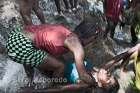 Una mujer está en trance. Fue en el siglo XVI que el vudú llegó a América como la religión polizonte de los esclavos africanos encadenados en Haití y Santo Domingo (lo que antes se llamó Isla Española). Como en otros cultos, en el vudú el instante previo a la muerte define de alguna manera el futuro del alma. Un creyente moribundo debe recibir por eso la visita de los ‘hougans’ (sacerdotes hombres) o ‘mambós’ (mujeres), encargados de liberar su alma de los espíritus que no lo dejan partir a donde tiene que ir, esto, en la ceremonia del ‘dessounen’. Por eso es que la Ra-Ra de este año llevaba encima una carga emocional tan fuerte: nadie pensó en el ‘dessounen’ cuando Haití se caía a pedazos y la muerte llegaba –multiplicada por miles– en medio de las vibraciones del terremoto del 12 de enero. Se cree, entonces, que hay almas que aún vagabundean por todo el país sin poder elevarse hacia la reencarnación. Los reproches a modo de explicaciones aparecieron por todos lados: “Los espíritus lo sabían, nos avisaron, pero no los entendimos”, dijo días después del terremoto André Ismaite, un respetado ‘hougan’.