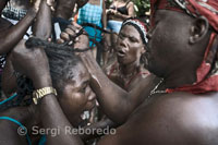 Una dona en trànsit és ajudada per la resta de devots al vudú. La majoria dels ritus del Vudú comencen amb oracions cristianes recitades en francès, després la llengua canvia al crioll, combinació principalment de francès, espanyol, africà i 'patois' - paraula aquesta darrera que els francesos s'apliquen amb menyspreu al que no entenen. Comencen les danses extàtiques i els tambors a ritme cada vegada més trepidant. Les seves activitats de bruixeria i conjurs, tanquen fetitxisme (paraula derivada de la portuguesa feitiço 'que data de 1760) després segueixen cultes pagans de sacrifici, manipulació en trànsit i comunicació amb els seus respectius déus, els noms indiquen la seva procedència de Dahomey. El vudú va ser perseguit a Haití des de 1685, en què sacerdots catòlics, administradors de plantacions i d'esclaus, prohibir 'els cants i les assemblees de negres, acompanyades o no de tambors. Això va contribuir a la seva propagació doncs aquestes assemblees eren clarament antiesclavistes.