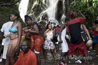 Cada julio, miles de haitianos se dirigen a Saut d'Eau, una cascada situada 60 kilómetros al norte de Puerto Príncipe, en el peregrinaje más importante de la religión Vudú de este país caribeño. En el país más pobre de América, el costo de este viaje puede significar días o meses de trabajo, sacrificio que será recompensado por las bendiciones que les llegarán a los peregrinos al bañarse en las aguas místicas de la cascada de Saut d'Eau (salto de agua, en francés), en Ville Bonheur, departamento del Centro. Según la leyenda popular, en 1847 Erzulie Dantor, diosa vudú de la belleza y el amor, se apareció en el lugar sobre un árbol y empezó a curar enfermos y ejecutar milagros. Los sacerdotes católicos vieron en ello una blasfemia, talaron el árbol y erigieron una iglesia a pocos metros de distancia, en honor de la Virgen.  Por obra y arte del sincretismo, Erzulie se camufló en la católica Virgen de Mont Carmel, o Virgen de los Milagros. Desde entonces, los haitianos consideran las aguas de Saut d'Eau, cercana a la iglesia, benéficas y curativas de todos los males. 