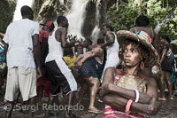 Cada julio, miles de haitianos se dirigen a Saut d'Eau, una cascada situada 60 kilómetros al norte de Puerto Príncipe, en el peregrinaje más importante de la religión Vudú de este país caribeño. Llegan después de muchas horas de camino a pie, en burros y en "tap tap", los coloradísimos y típicos autobuses, en busca de buena suerte y beneficios. En la cascada se mezclan cuerpos y cantos con perfumes de infusiones preparadas para pedir favores a los loas. Se reencarnan en Iwas como por ejemplo Marasa que representa el amor, la verdad y la justicia. Lo normal es que se presenten los respetos en el inicio de la ceremonia que se asocia a procreación y con los niños, que suelen ser agasajados en la presentación de ofrendas. Sus equivalentes en el cristianismo son San Cosme y San Damián y normalmente se le ofrecen montones de comida. 