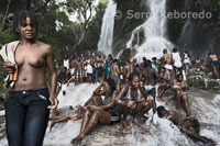 A prop de la cascada, homes i dones venen espelmes, cordons blaus i blancs que representen els lloances i imatges de la Verge dels Miracles. Els tambors toquen ritmes sincopats, i algunes persones entren en trànsit, parlant en veu alta i movent-se frenèticament. Més enllà dels estereotips, que descriuen l'Vudú com a pura màgia negra, rituals amb nines, sacrificis d'animals i morts vivents, aquesta és bàsicament una religió pacífica, en la qual els ritus constitueixen una experiència mística per als iniciats. Moltes persones en Haiti creuen en l'existència de zombis, persones que tornen de la tomba després de morts per espantar els vius. Diuen que això és possible gràcies al Bokor, bruixot, que diuen que serveix als Iwa amb les dues mans. A les víctimes se'ls administra una mena de poció secreta que els provoca un estat catalèptic molt semblant a la mort i es tanca a la persona. Després, el Bokor exhumació el fals cadàver i reanima de nou a la persona sumint en un trànsit sota el qual pot fer amb ella tot el que li vingui de gust, en general treballs durs. Lluïsa tenia només 14 anys quan va ser brutalment violada i colpejada mig cec per la seva proxeneta . Finalment va escapar d'ell , només per descobrir que la seva família a l'Àfrica havia estat assassinat - el xulo va trucar per dir-li que havia ordenat els assassinats com a venjança . És la inquietant - però no atípica - destí d'un esclau d'avui en dia.