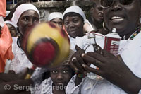 Els sacerdots del vudú, "Houganes", i les sacerdotesses, "Mambo", prenen el màxim protagonisme durant els tres dies de festes i proporcionen als fidels les herbes amb les que aquests freguen els seus cossos mentre el torrent d'aigua cau imparable des del dalt de la muntanya. Aquesta festa barreja les tradicions del vudú i l'honra als deesses Iwa amb altres tradicions cristianes, com la veneració a la Verge dels Miracles. Entre aquests Iwas està per exemple Erzuli Cantor, comparable a Venus, i com a equivalent a la Verge Maria en el cristianisme. Erzuli Cantor és el Iwa de l'amor. Se la representa també com La Sirene, una sirena que encanta amb la seva bellesa i la seva trompeta. Normalment se li lliuren ofrenes consistents en perfum, vi, pastissos i joies.