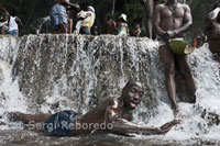 El trance, momento en el que los espíritus Iwa se introducen en el cuerpo de los sacerdotes, es una tónica habitual entre los participantes en el festival y no es extraño observar a personas poseídas que se dejan caer por el torrente de agua, con los ojos en blanco y con movimientos espasmódicos. El vudú ha sido un fuerte referente para la cultura popular, debido a la atribuida capacidad de los bokor para resucitar a los muertos y hacerlos trabajar en su provecho (zombies), así como la de provocar la muerte a voluntad. De igual interés popular han resultado otros elementos folclóricos como las muñecas vudú. Existe una amplia literatura y filmografía al respecto, que tiende a deformar y demonizar lo que hoy por hoy es la religión de más de 40 millones de personas en todo el mundo.