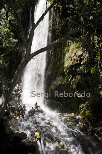 Cada juliol, milers d'haitians es dirigeixen a Saut d'Eau, cascada situada 60 quilòmetres al nord de Puerto Príncipe, al pelegrinatge més important de la religió vudú d'aquest país caribeny. Al principi l'Església catòlica va intentar eradicar el pelegrinatge per considerar blasfem, ara, per sincretisme, els creients reconeixen la deïtat com Mare de Déu dels Miracles.