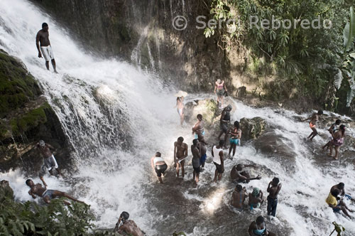 Los cuerpos, los cantos y la música rará, común en las celebraciones vudús, se mezclan con perfumes de hierbas y pociones preparadas para pedir favores a los espíritus. Los creyentes pasan horas en el agua, rezan, extienden los brazos al cielo, se abrazan.