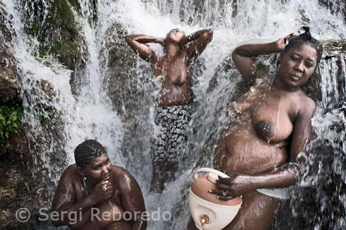 Three girlfriends purify the soul in the water that flows from the waterfall of Saut d'Eau. For them, this bath can represent both the purification and the fact that some of your desires can become reality. The word Vodou comes from Benin, vodou fon means (divine spirit.) Several women bathe to purify themselves and ask favors from the spirits. Although from Africa, Voodoo is an animistic religion in which to worship the spirits, but devotees believe in one God, the Grand Met (Grand Master), when they worship. As in Grand Met is a far cry from the physical plane, to contact him in a ceremony it must be done through a call Iwa small entities that serve as interlocutors between God and men.