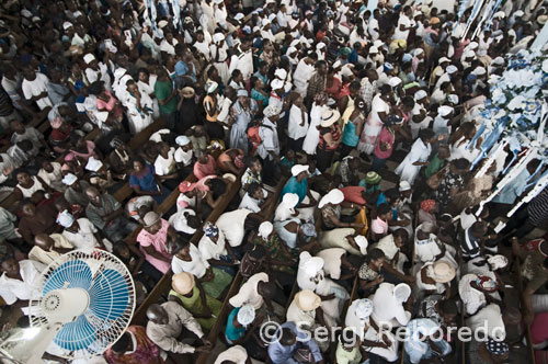 Inside the church of Our Lady of Mount Caramel. On July 16 takes place voodoo pilgrimage in Saut d'Eau Ville-Bonheur near the capital, where believers bathe in a waterfall sacred. On the 25th of the month, devotees of the whole area in red and blue come to Plaine du Nord to celebrate the day of St. James, associated with the voodoo deity Ferraille Ogou. The next day, many participants come to Limonade, which celebrates the day of Santa Ana, associated with Erzulie.