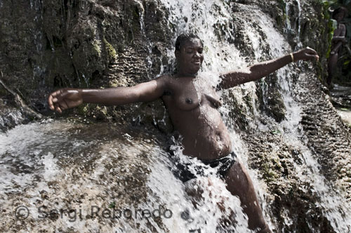 Women, men and children of all ages and walks of life gathered between Saturday and Monday last in the cascade of Saut d'Eau, where the ritual of the baths is aimed at purifying and cleansing the body. The voodoo priests, "Houganes, and priestesses," Mambo ", take up role during the three days of festivities and give the faithful the herbs with which they rub their bodies while the unstoppable torrent of water falls from the top of the mountain.