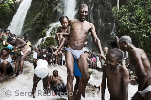 Thousands of faithful, including children and pregnant women, huddle under a waterfall to get the bathroom of luck and invoked the figure of Ewa Ezili, one of the main characters of the voodoo pantheon. Under the waterspout is impossible to hear a word, the devotees dance, make ablution with bottles and bowls of pumpkin and delivered to communion with the saints, the 'praise'. These have names such as baroque and colonial Baron Samedi, Maman Brigitte, Papa Legba, Papa Damballa and Ogou.