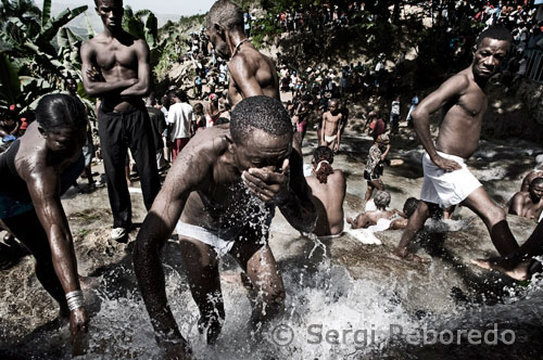 Voodoo devout Catholics flock from the remotest corners of Haiti for spiritual purification. Both Catholics and Voodoo devotees, made the pilgrimage mainly mass to perform a spiritual cleansing. The faithful perform a Catholic mass at the Church of Our Lady of Mount Caramel, and from there made the procession with a statue of the Virgin Mary to the waterfall.